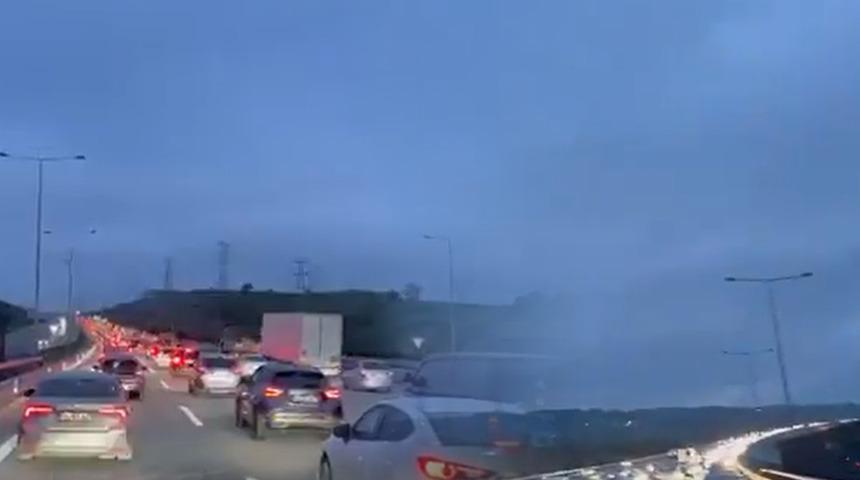 İstanbul'daki depremler paniğe yol açtı! Kenti terk ettiler, yoğun araç trafiği