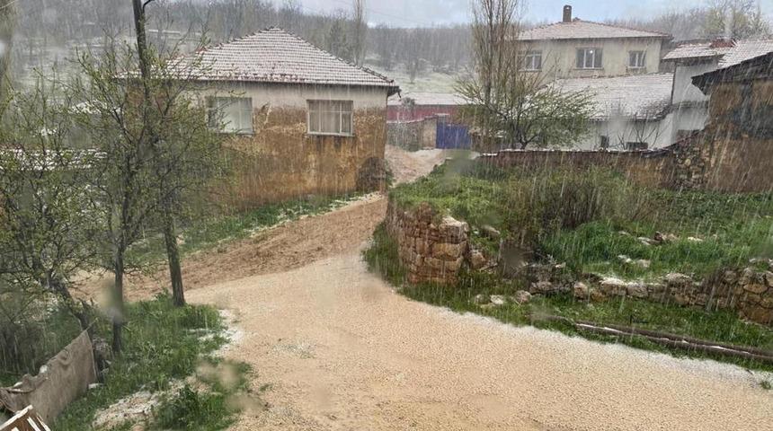 Çorum’da dolu yağışı etkili oldu, tarlalar beyaza büründü