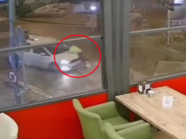 Polis memurunu aracın kaputunda metrelerce sürükledi