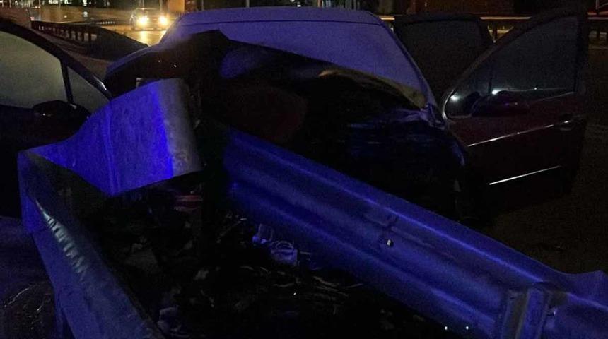 Yanan otomobilde sıkışan sürücüyü itfaiye kurtardı