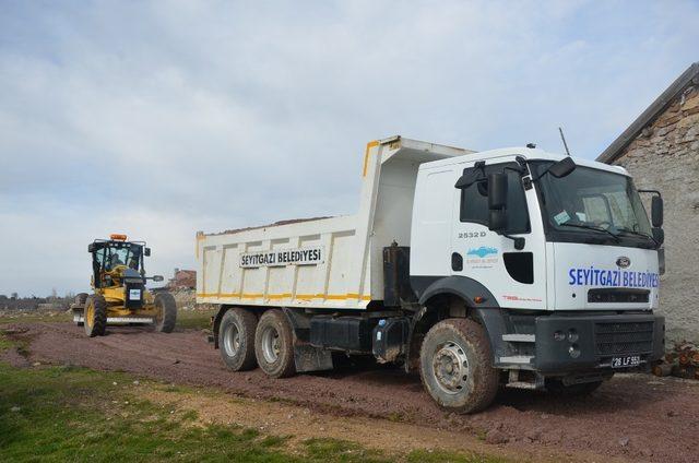 Seyitgazi Belediyesi stabilize yol çalışmaları devam ediyor