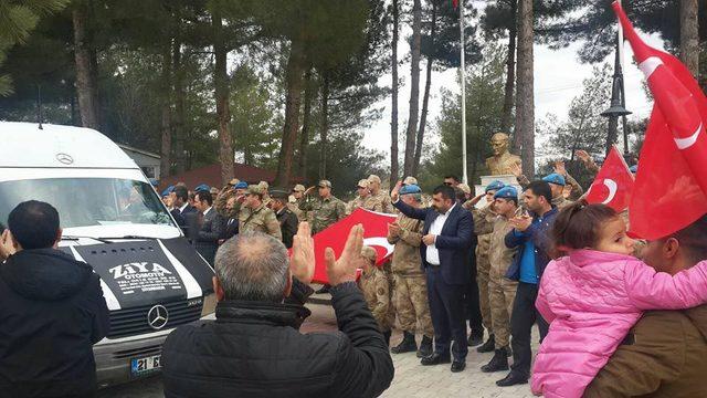 Diyarbakır'da 64 güvenlik korucusu Afrin'e uğurlandı