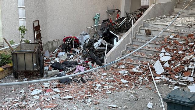 Depremde yerle bir oldu! 5. kattan zemine çakıldı... Yıkılma anı güvenlik kamerasına yansıdı