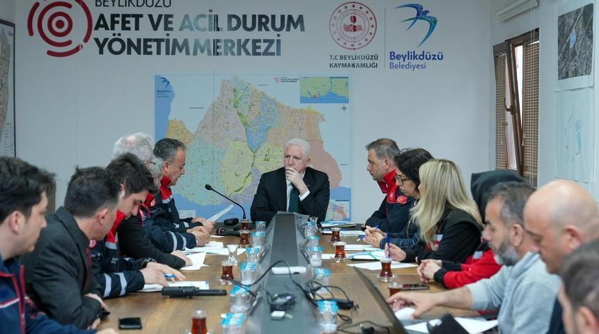 İstanbul Valisi G&uuml;l'den Beylikd&uuml;z&uuml;, K&uuml;&ccedil;&uuml;k&ccedil;ekmece ve Avcılar'da deprem toplantısı