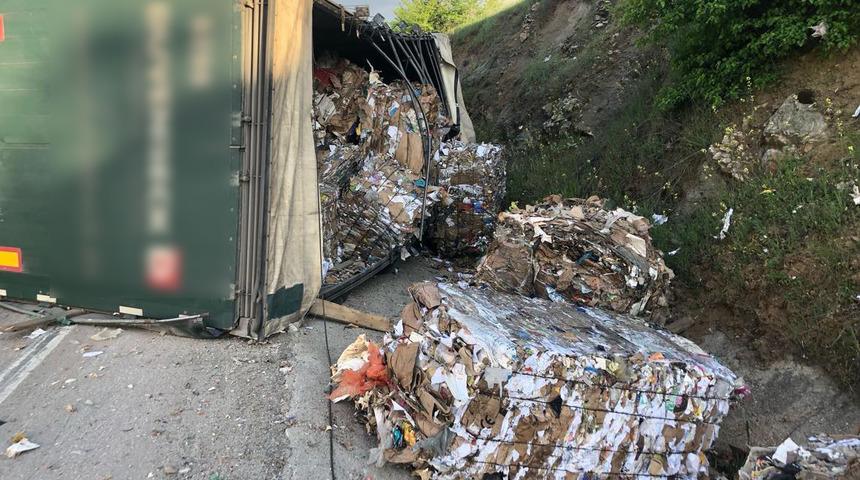 Edirne'de atık kağıt yüklü tır devrildi! Tırın yükleri etrafa saçıldı