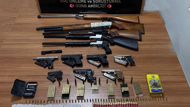 Adana'da evlerinde 12 silah ele geçirilen 2 kişiden 1'i tutuklandı
