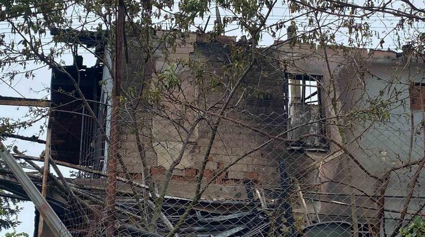 Cenazeye giden ailenin evi alevlere teslim oldu