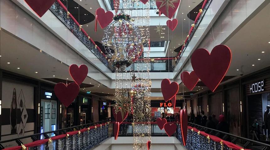 Alışveriş merkezinde intihar girişimi