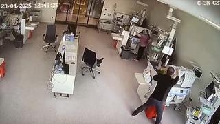 Bebekler için kendilerini siper ettiler! Deprem anından görüntüleri sosyal medyada tebrik topladı...