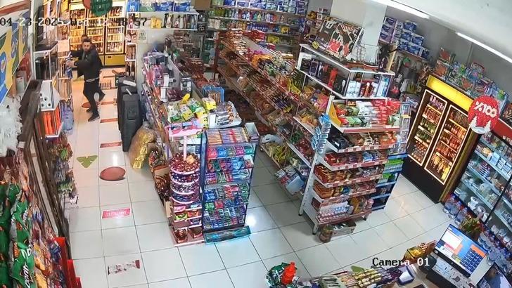 Canını hiçe sayıp alkol rafına sarıldı... Deprem anında esnafın tepkisi kameralara yansıdı G4