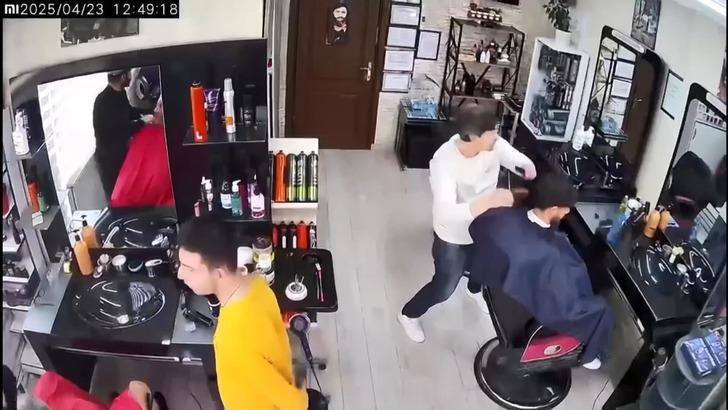 Canını hiçe sayıp alkol rafına sarıldı... Deprem anında esnafın tepkisi kameralara yansıdı G3