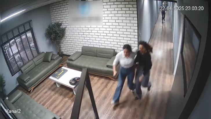 Canını hiçe sayıp alkol rafına sarıldı... Deprem anında esnafın tepkisi kameralara yansıdı G2