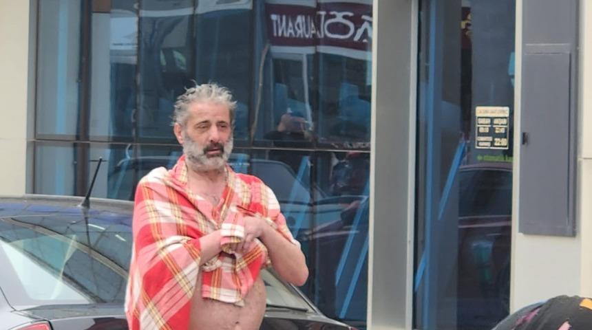 Depreme hamamda yakalanınca o halde dışarı fırladı! İnşaat işçileri ise hiçbir şey olmamış gibi işine devam etti