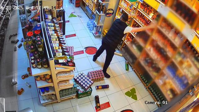 Canını hiçe sayıp alkol rafına sarıldı... Deprem anında esnafın tepkisi kameralara yansıdı