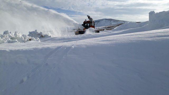 Ardahan'da kardan kapanan köy yolları açılıyor