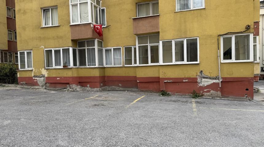 Küçükçekmece'de bulunan bir sitenin 6.2'lik deprem sonrası görüntüsü korkuttu