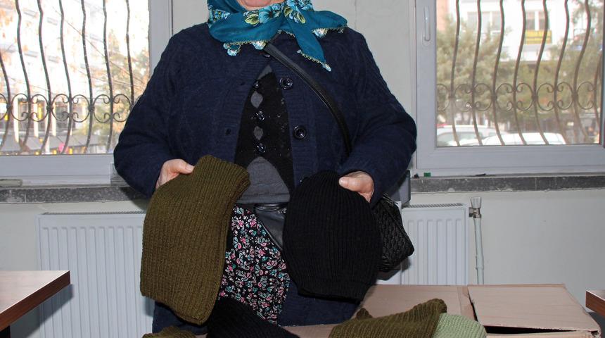 Şehit ve gazi anneleri Mehmet&ccedil;ik i&ccedil;in bere ve atkı &ouml;rd&uuml;