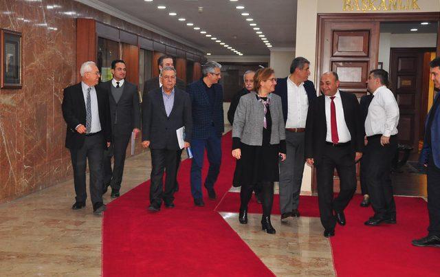 İzmir'de CHP'li başkanlar taşeron düzenlemesini görüştü