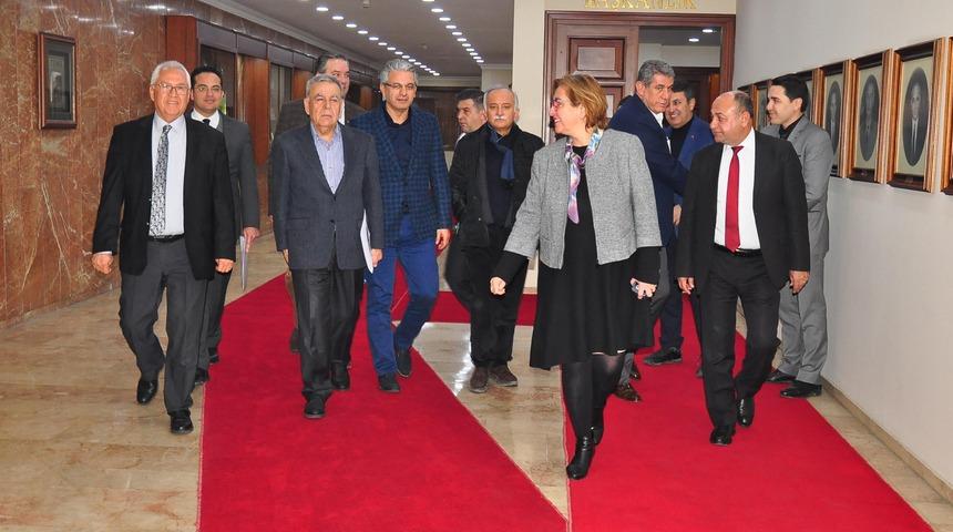 İzmir'de CHP'li başkanlar taşeron d&uuml;zenlemesini g&ouml;r&uuml;şt&uuml;