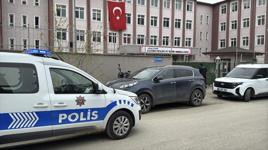 Daha önce bir öğrenciyi bıçakla yaralamıştı! Bu kez okulda öğretmeni darbetti