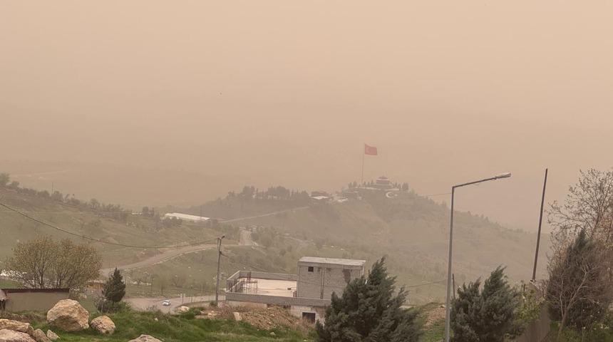 Şırnak'ta toz taşınımı etkili oldu! Araçlar ve evlerin balkonları tozla kaplandı