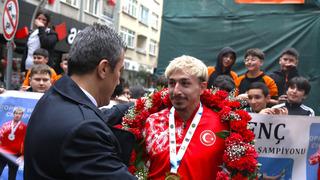 Avrupa Halter Şampiyonu Yusuf Fehmi Genç, coşkuyla karşılandı