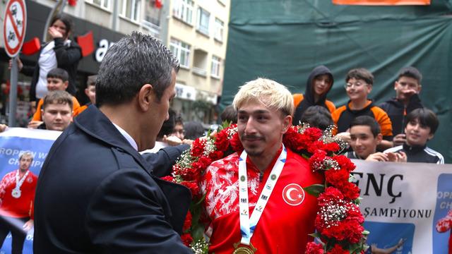 Avrupa Halter Şampiyonu Yusuf Fehmi Genç, coşkuyla karşılandı
