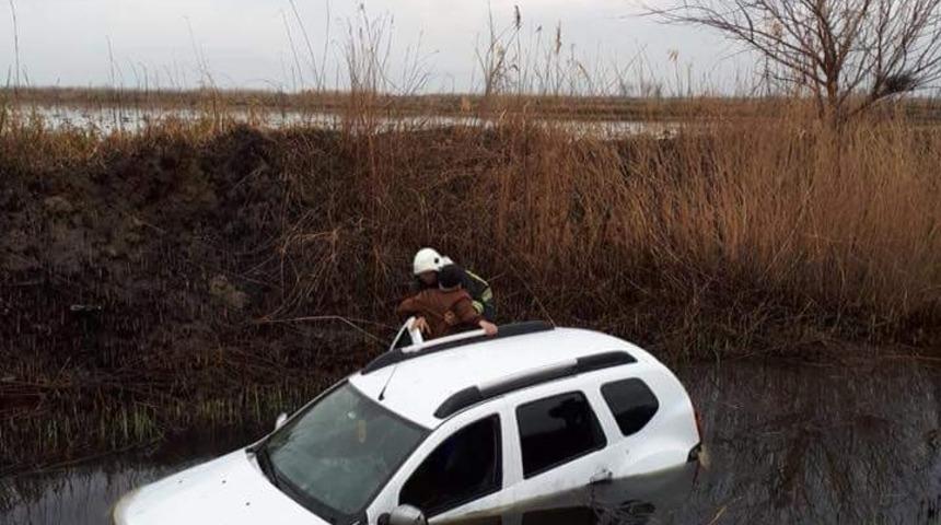 Su dolu tahliye kanalına u&ccedil;an s&uuml;r&uuml;c&uuml;y&uuml; itfaiye kurtardı