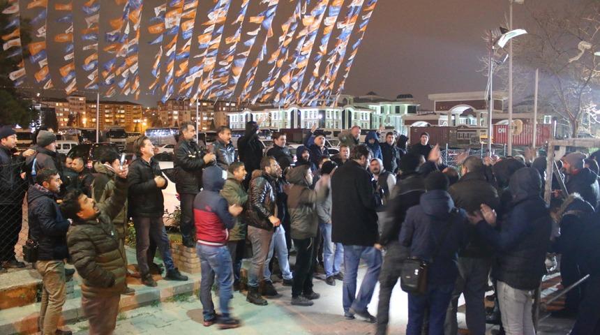 Kadroya alınmayan iş&ccedil;iler, AK Parti İl binası &ouml;n&uuml;nde eylem yaptı