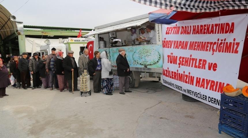 Burhaniye&rsquo;de sebze ve meyvecilerden şehitler i&ccedil;in lokma hayrı