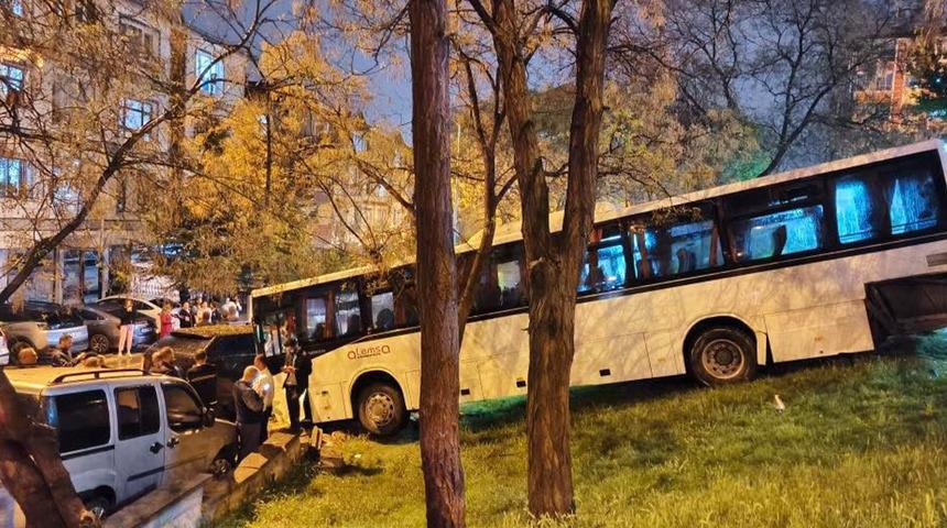 Ankara'da ilginç kaza! Park halindeki otobüs freni boşalınca parka daldı