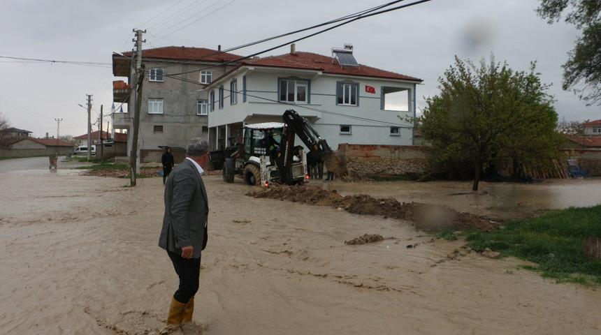 Konya'nın Yunak ilçesinde şiddetli yağış su baskınlarına neden oldu
