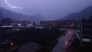 Amasya'da önce deprem oldu sonra bir eve yıldırım düştü! Geceyi gündüze çevirdi