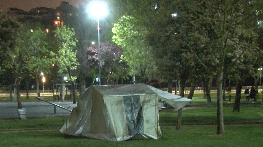 İstanbul’da deprem sonrası 2. gecede de vatandaşlar çadırda kalmaya devam ediyor! "Evlere girmeye korkuyoruz"