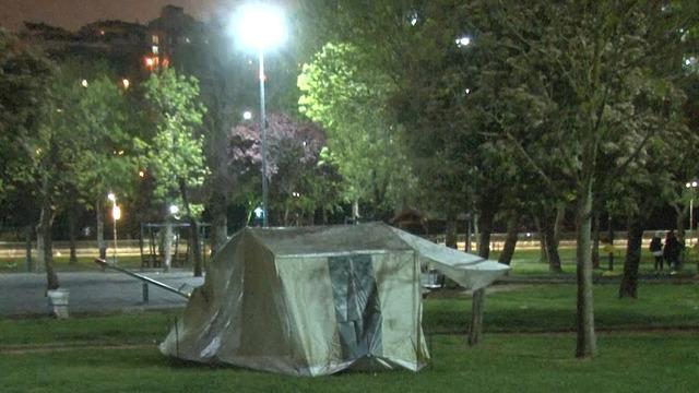 İstanbul’da deprem sonrası 2. gecede de vatandaşlar çadırda kalmaya devam ediyor! Evlere girmeye korkuyoruz