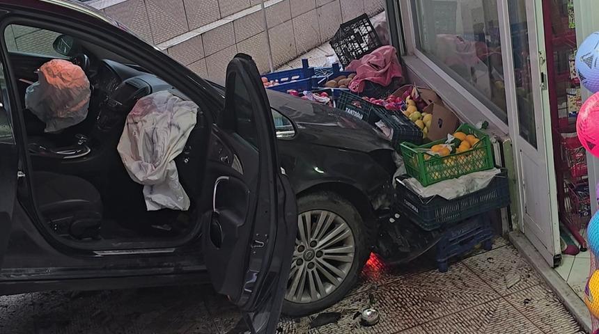 Ordu'da facianın eşiğinden dönüldü! Kazaya karışan otomobil markete daldı