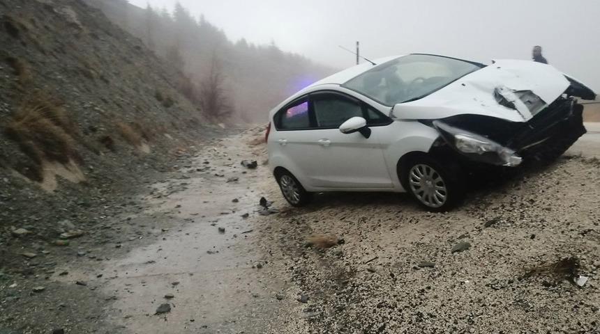 Kontrolden çıkan otomobil yol kenarındaki tabelaya çarptı: 2 kişi yaralandı