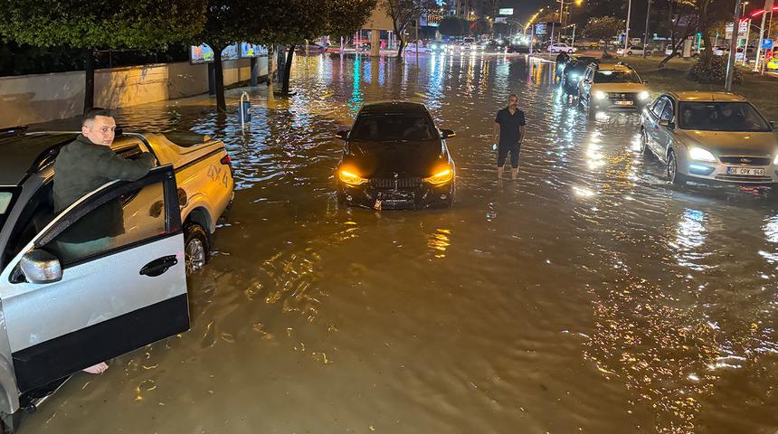 Adana'da sağanak; cadde ve sokaklar suyla doldu! Sürücüler zor anlar yaşadı