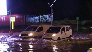 Adana'da sağanak hayatı olumsuz etkiledi