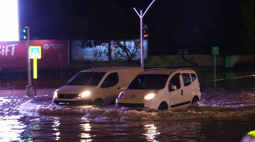 Adana'da sağanak hayatı olumsuz etkiledi