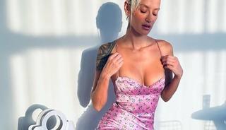 Podyumda cesur y&uuml;r&uuml;y&uuml;ş! Baştan aşağı transparan...