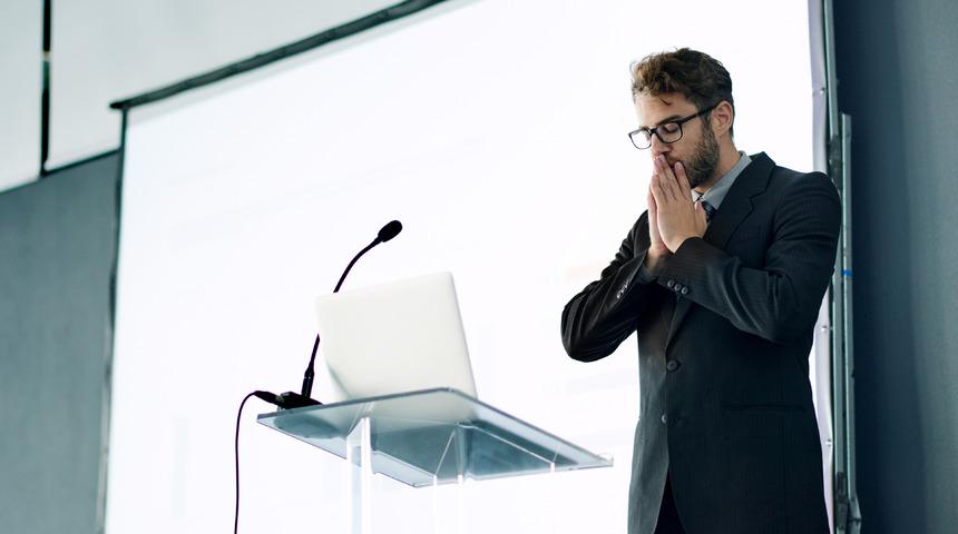 Topluluk önünde konuşma korkusunu yenmenizi sağlayacak 5 yöntem