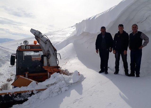 Ardahan’da kar ve tipi nedeniyle kapanan yollar ulaşıma açıldı