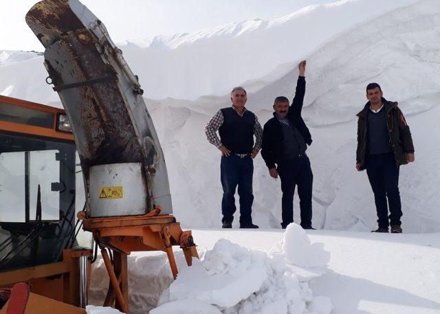 Ardahan’da kar ve tipi nedeniyle kapanan yollar ulaşıma açıldı