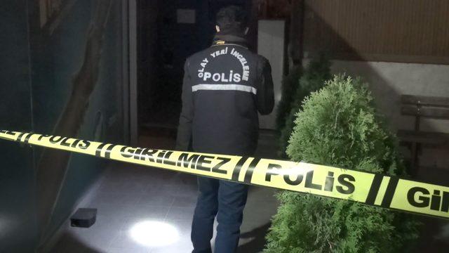 Akaryakıt istasyonunda maskeli ve silahlı soygun kamerada