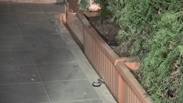 Akaryakıt istasyonunda maskeli ve silahlı soygun kamerada