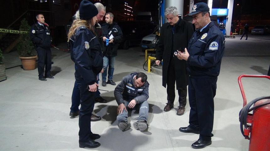 Akaryakıt istasyonunda maskeli ve silahlı soygun kamerada