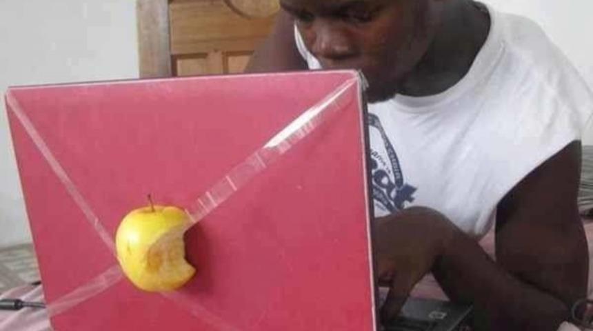 Steve Jobs'u Mezarında Ters D&ouml;nd&uuml;ren 15 Komik Fotoğraf