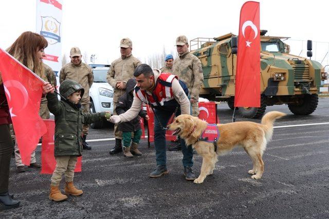 Jandarmanın misafirleri minik öğrenciler oldu