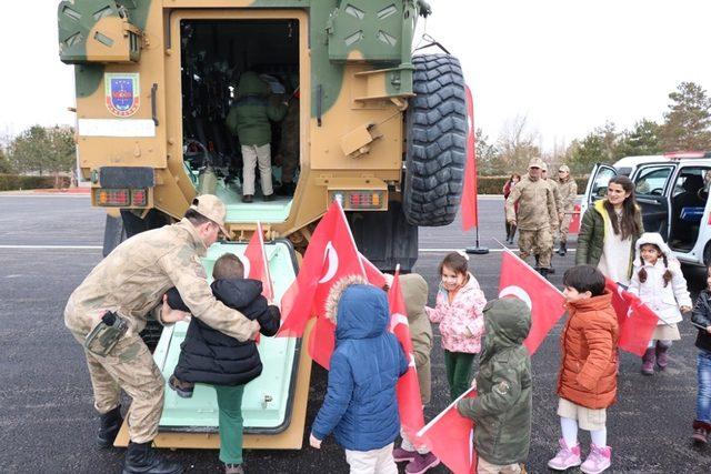 Jandarmanın misafirleri minik öğrenciler oldu